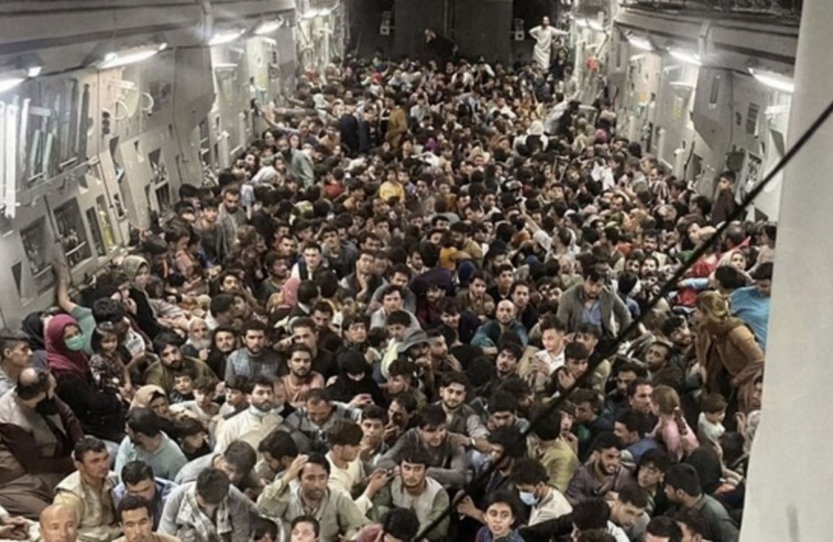 Blog 18. Carole Emberton; A photograph captures the moment when the statue on top of The Confederate Monument to General Robert E. Lee was removed from its perch on May 17, 2017. Image courtesy of CC-BY-SA-4.0.