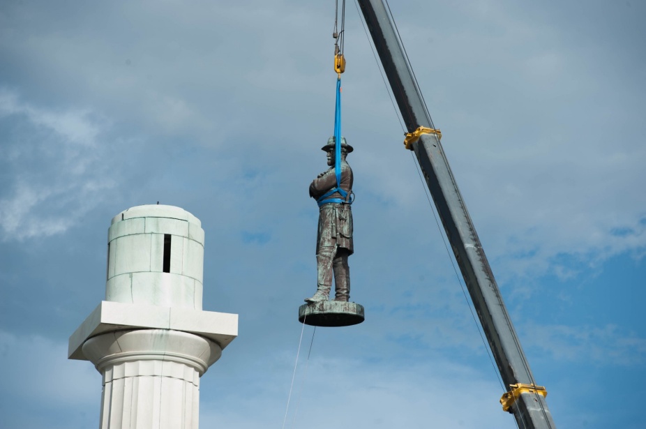 Blog 18. Carole Emberton; A photograph captures the moment when the statue on top of The Confederate Monument to General Robert E. Lee was removed from its perch on May 17, 2017. Image courtesy of CC-BY-SA-4.0.