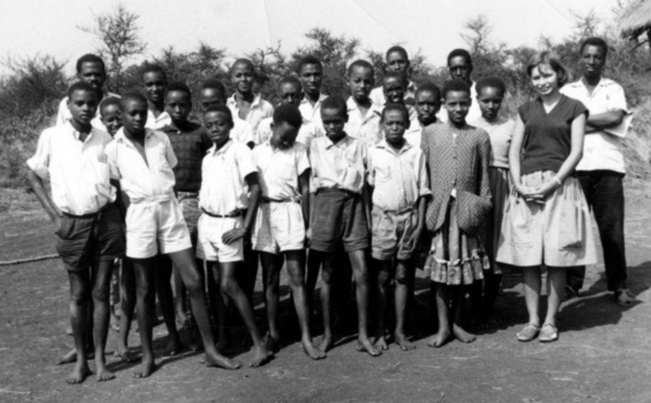 Alison Liebhafsky (second from right) with students in Tanganyika, Africa, 1963. The photograph was taken by her classmate and fellow teacher Karen Weiskopf, when they participated in a Harvard student-run program and taught English to Francophone Rwandan Tutsi refugees in the Kimuli Valley in western Tanganyika. The image is provided courtesy of Jessie Des Forges.