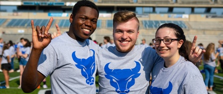 Students at orientation wearing UB shirts.