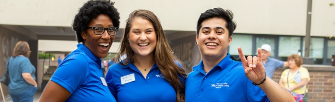 Student volunteers at move in.