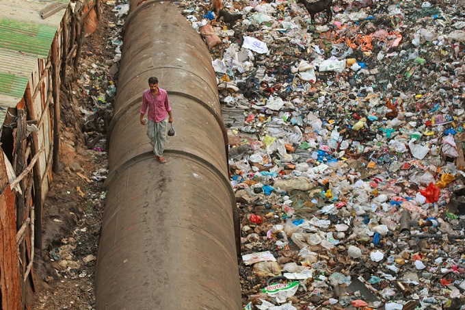 Dharavi Pipe Walk IV, Meena Kadri, 2010, Unmodified.