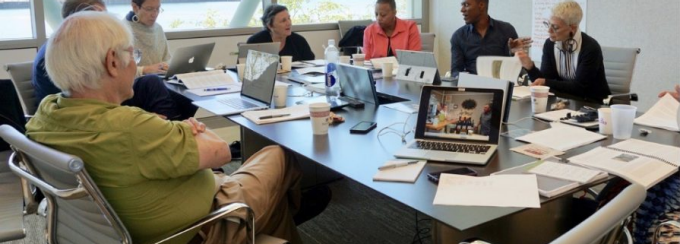 Discussion at a meeting around a table. 