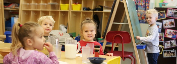 Preschool children at breakfast.